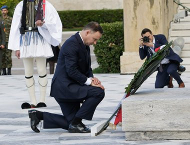 Ο Πολωνός Πρόεδρος γονάτισε μπροστά στο Μνημείο του Αγνώστου Στρατιώτη (φωτό)